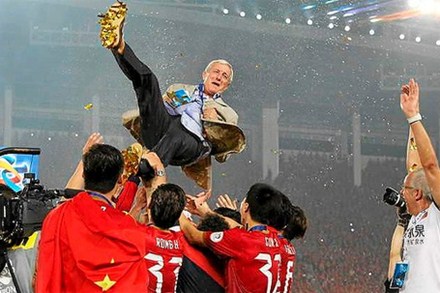 Các cầu thủ tung hô HLV Lippi sau trận chung kết lượt về.